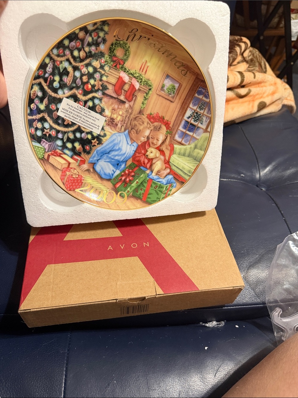 2009 Avon Holiday Decorative Collector Plate - 22k gold rim.
